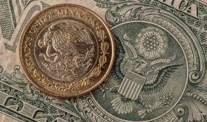 Analistas: panorama electoral y postura monetaria de EE.UU. deprecian al peso mexicano