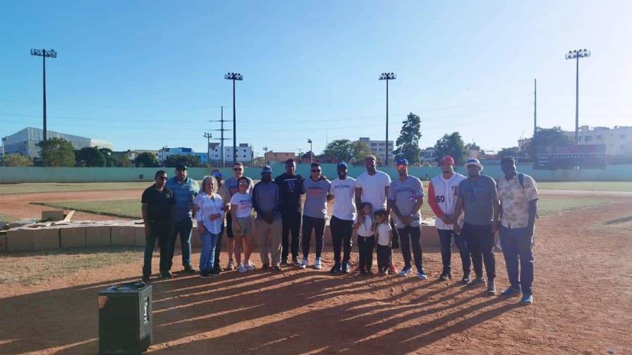 Eloy Jiménez  y PIFBS donan útiles deportivos a jóvenes en todo el país 
