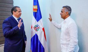 Joel Santos  juramenta a Víctor Atallah, nuevo ministro de Salud  Pública
