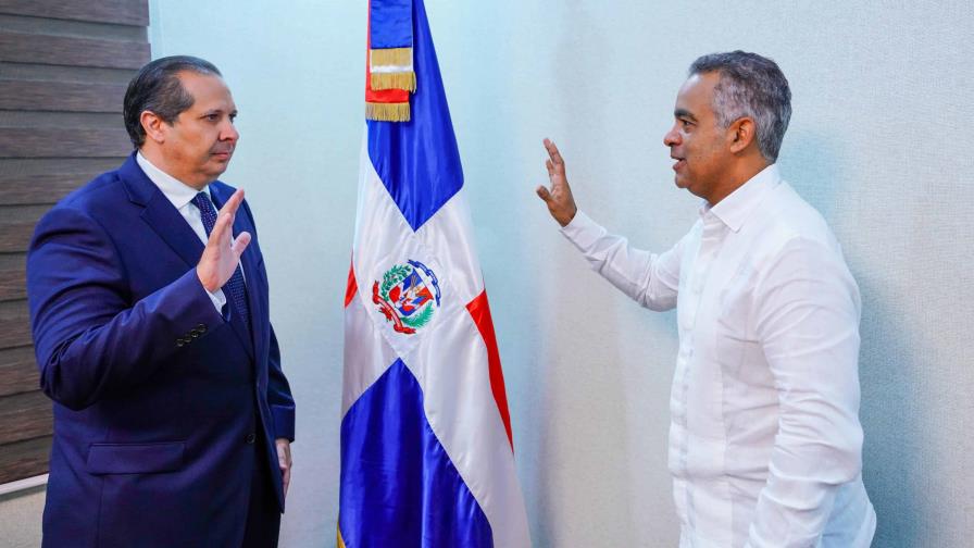 Joel Santos  juramenta a Víctor Atallah, nuevo ministro de Salud  Pública