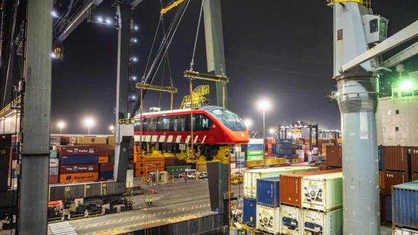 Arribó al país el primer tren del Monorriel de Santiago