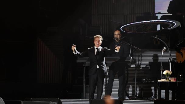 Luis Miguel llega a tiempo y complace a un Estadio Olímpico a sus pies