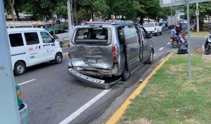 Patana impacta vehículo de transporte escolar; hay cuatro estudiantes afectados