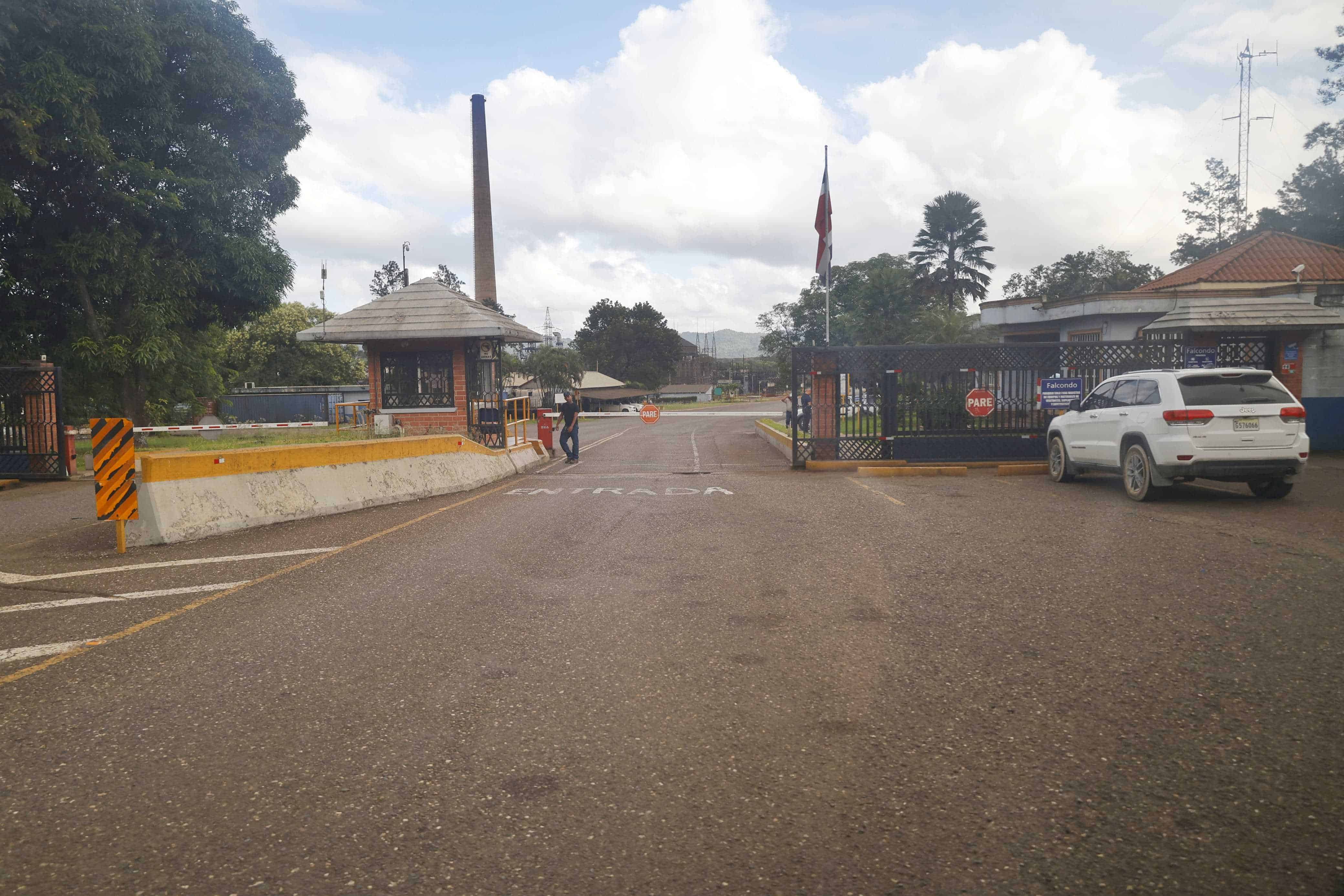 Fachada de la empresa Falconbridge Dominicana (Falcondo) en el municipio de Bonao.