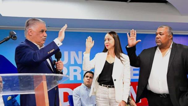 Miguel Vargas juramenta en el PRD a diputada que renunció al PRM inconforme