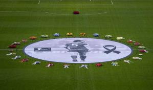 Miles despiden a Beckenbauer en memorial en el estadio del Bayern Munich