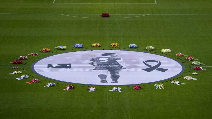 Miles despiden a Beckenbauer en memorial en el estadio del Bayern Munich