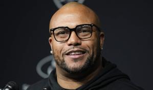 Raiders contratan a Antonio Pierce como entrenador en jefe tras llegar como interino en noviembre