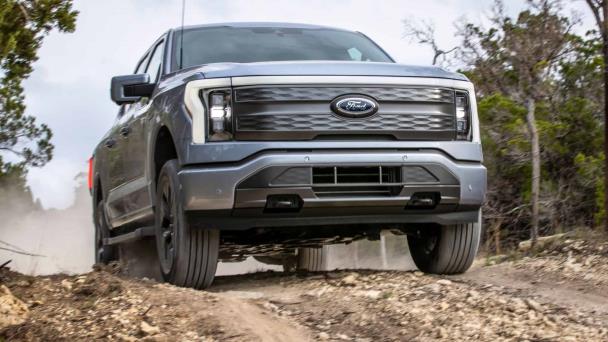 Ford producirá en EE.UU. más vehículos de gasolina y menos de la camioneta eléctrica F-150