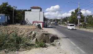 El hoyo que sigue causando accidentes en Quita Sueño de Haina