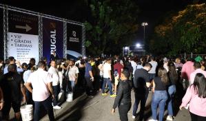 Público en expectativas para el concierto de Luis Miguel