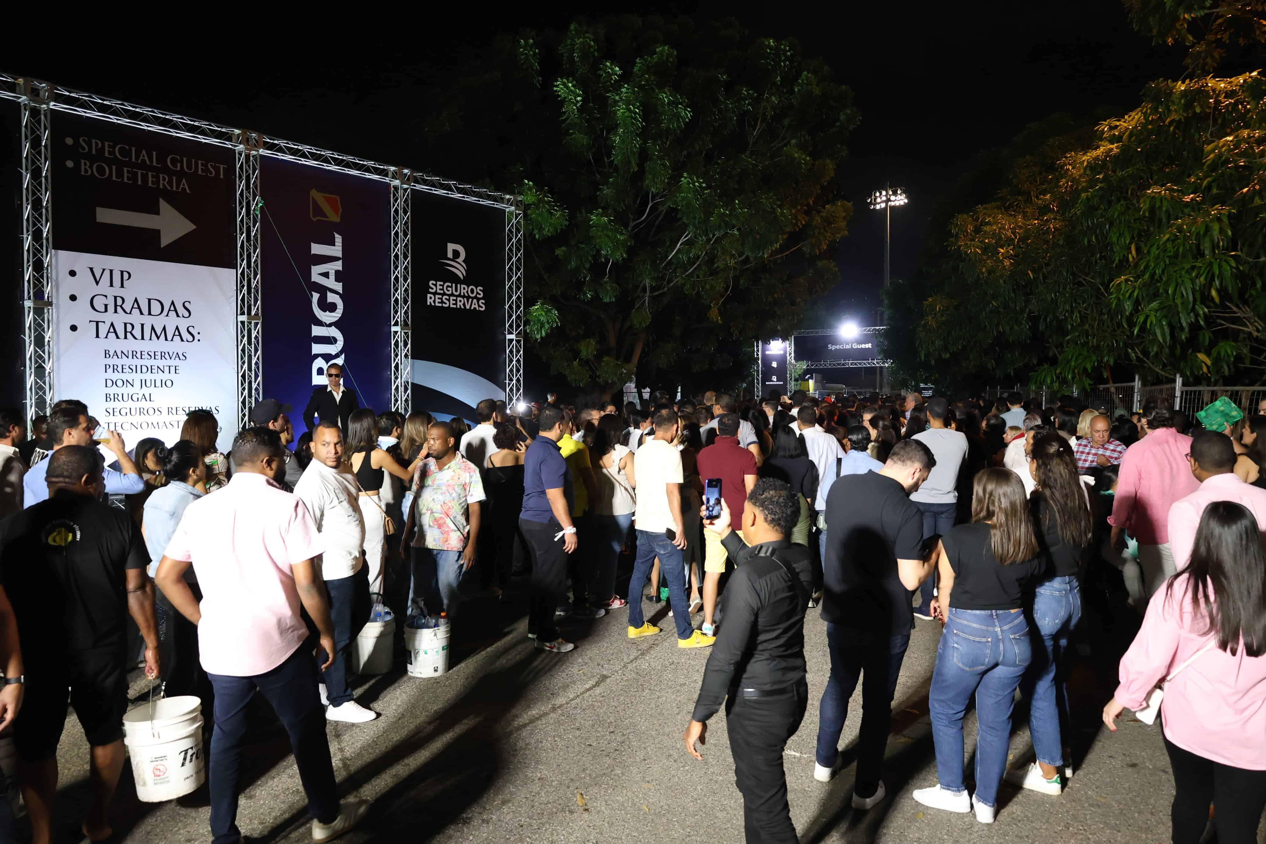 El público acudió desde temprano al concierto del cantante Luis Miguel en Santo Domingo.