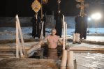 Putin se zambulle en agua helada en la Epifanía ortodoxa