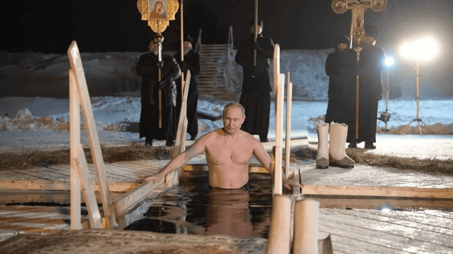 Putin se zambulle en agua helada en la Epifanía ortodoxa
