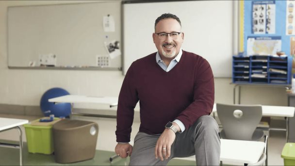 EE.UU. anima a los estudiantes latinos a solicitar ayuda federal para la Universidad