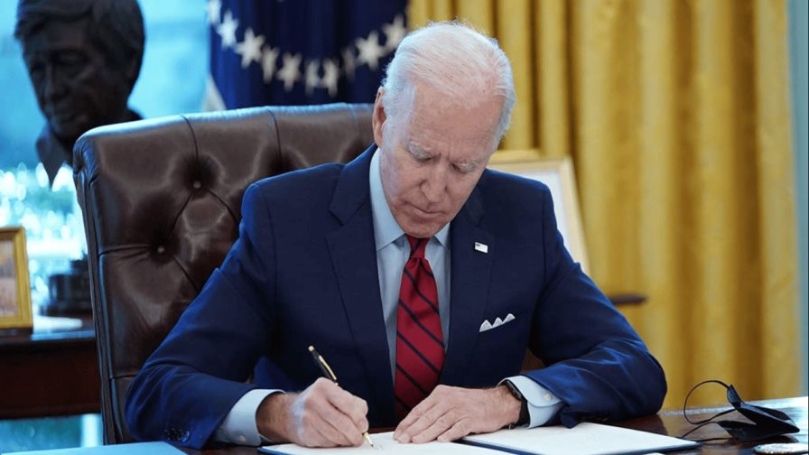 Biden firma la ley que prorroga el presupuesto y evita un cierre administrativo