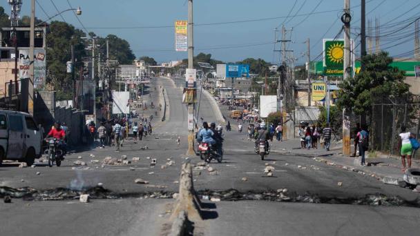 Haitianos queman puerta de ayuntamiento y bloquean carreteras durante protestas contra Henry
