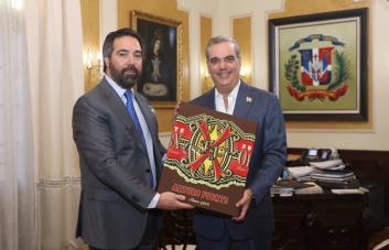 Fuente Cigar LTD celebra reconocimiento al cigarro dominicano con visita al presidente Abinader