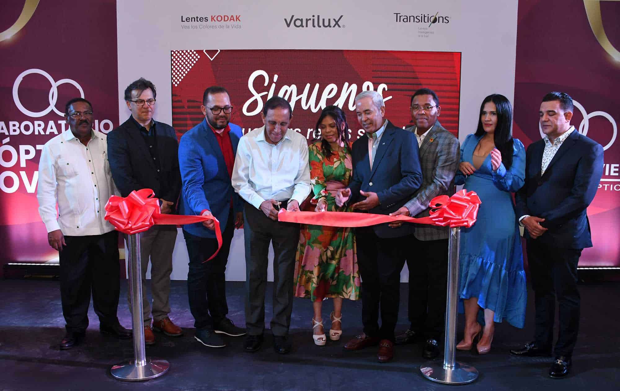 Corte de cinta Juan Oviedo junto al doctor Félix Antonio Cruz Jiminián y Elis Canela de Oviedo, realizan corte de cinta, les acompañan miembros de la familia e invitados especiales.