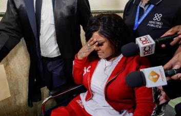 Madre de Yailín acude a audiencia de Tekashi en silla de ruedas y pide justicia