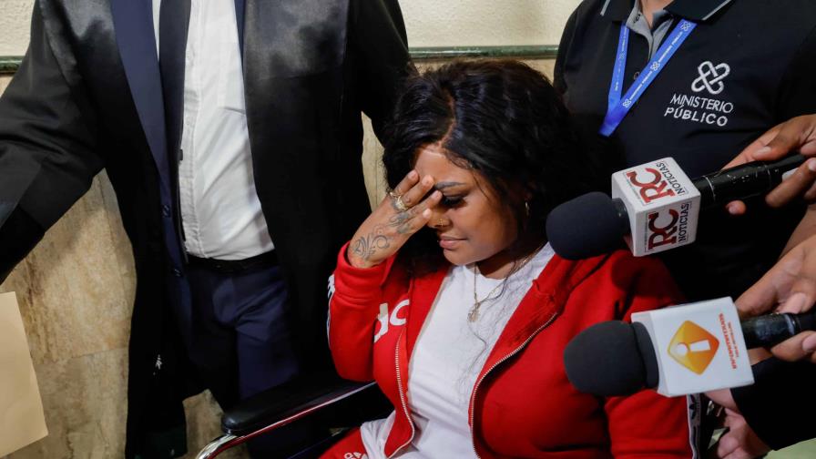 Madre de Yailín acude a audiencia de Tekashi en silla de ruedas y pide justicia