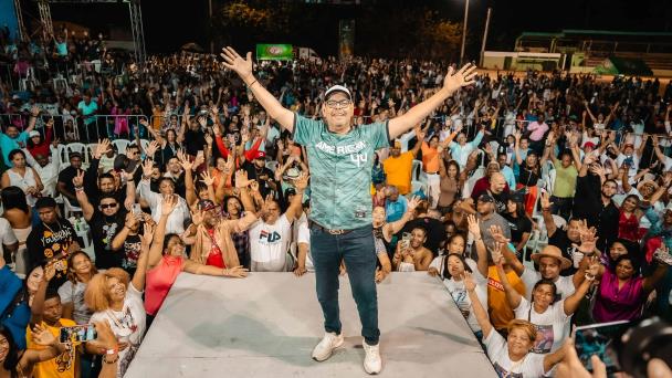 Loma de Cabrera se rinde a los pies de Fernando Villalona