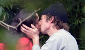 Rosalía y Jeremy Allen White se comen a besos en calle de Los Ángeles