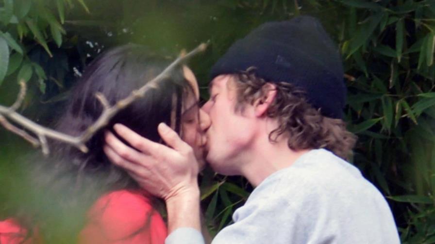 Rosalía y Jeremy Allen White se comen a besos en calle de Los Ángeles