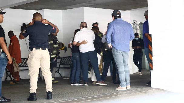 Una mujer y su bebé mueren intoxicados tras fumigación en apartamento de torre en Piantini
