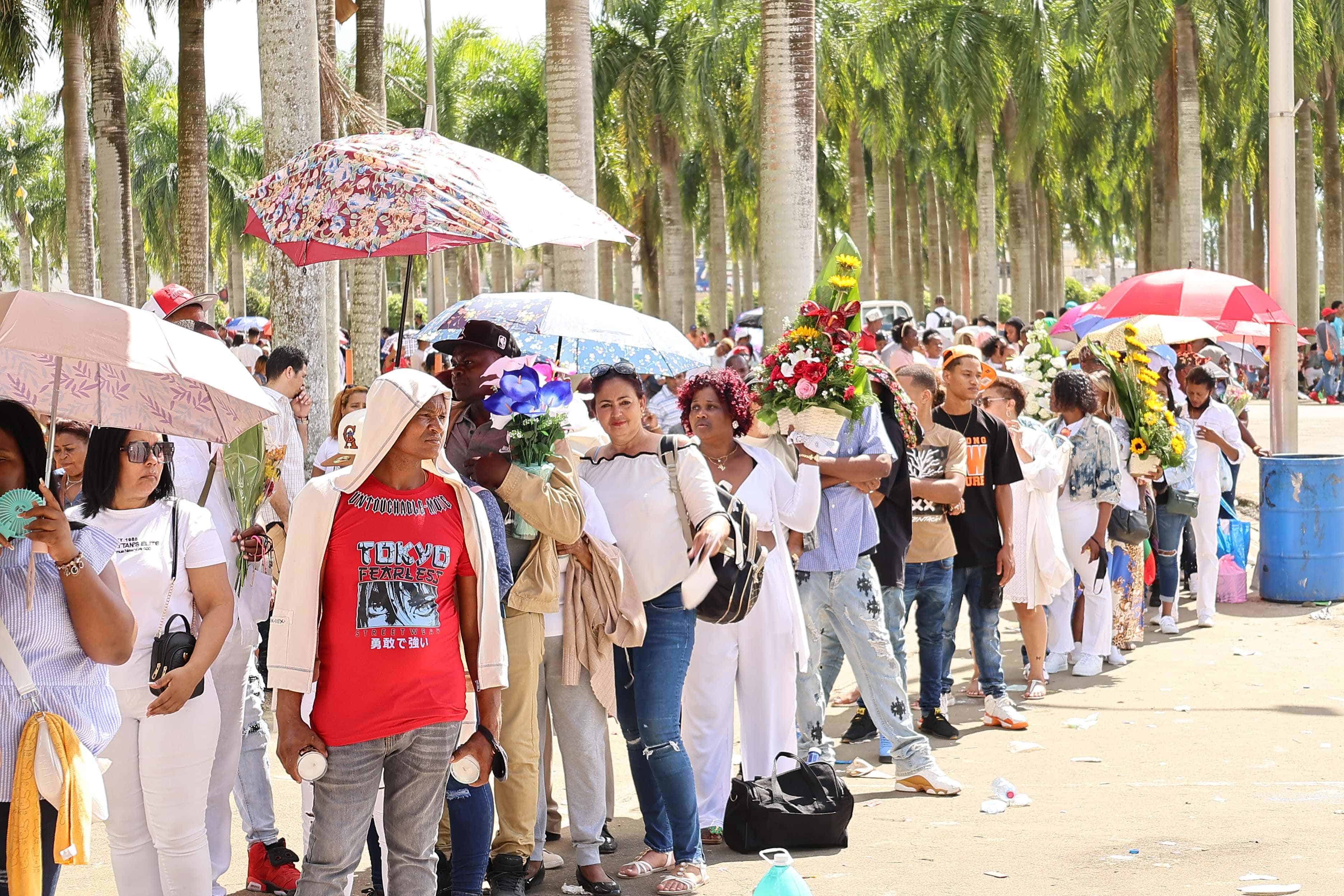 Los devotos llevaron flores y velones para depositar en el la iglesia por el Día de la Virgen de la Altagracia.