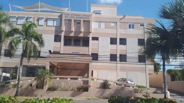 Clínica no ofrece información sobre la salud del padre e hijo intoxicados en una torre de Piantini