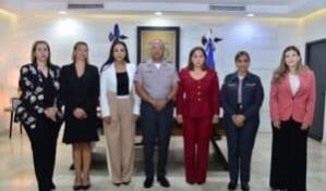 Director de la Policía y ministra de la Mujer hablan sobre violencia intrafamiliar durante encuentro
