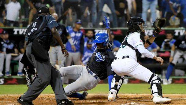 Licey pinta de blanco a las Estrellas en el Tetelo Vargas para su primera victoria en la Serie Final