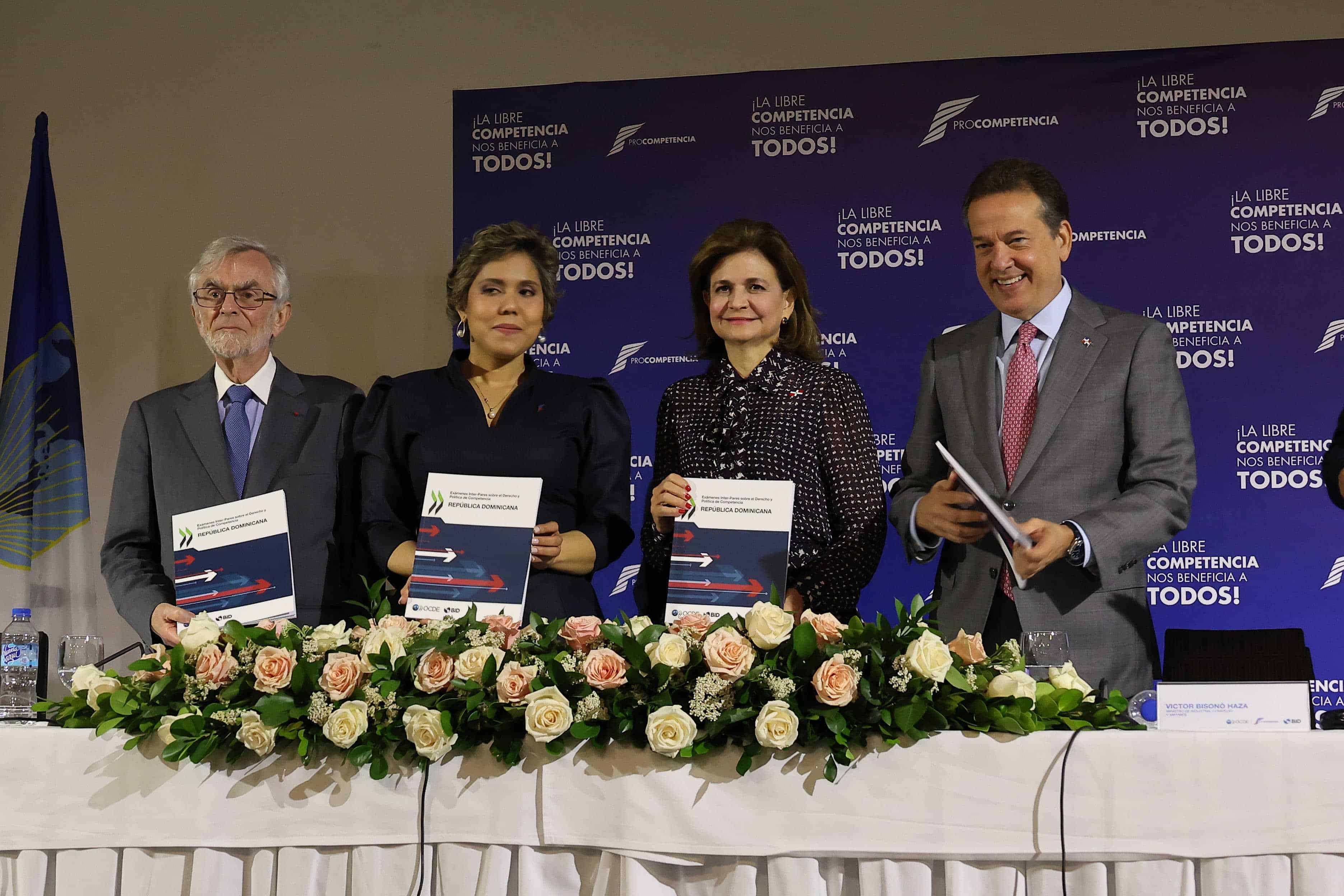 <font style=vertical-align: inherit;><font style=vertical-align: inherit;>Frederic Jenny, presidente del Comité de Competencia de la OCDE; </font></font>María Elena Vásquez, presidenta de ProCompetencia; Raquel Peña, vicepresidenta de la República. 