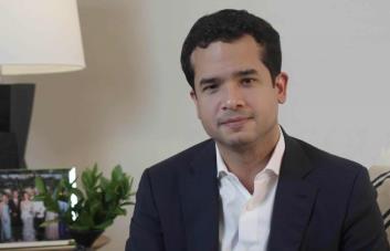 Omar Fernández se encuentra hospitalizado por intoxicación alimentaria
