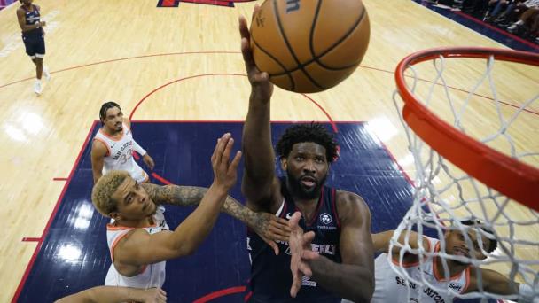 Joel Embiid establece récord para la franquicia con 70 puntos en triunfo de 76ers sobre Spurs