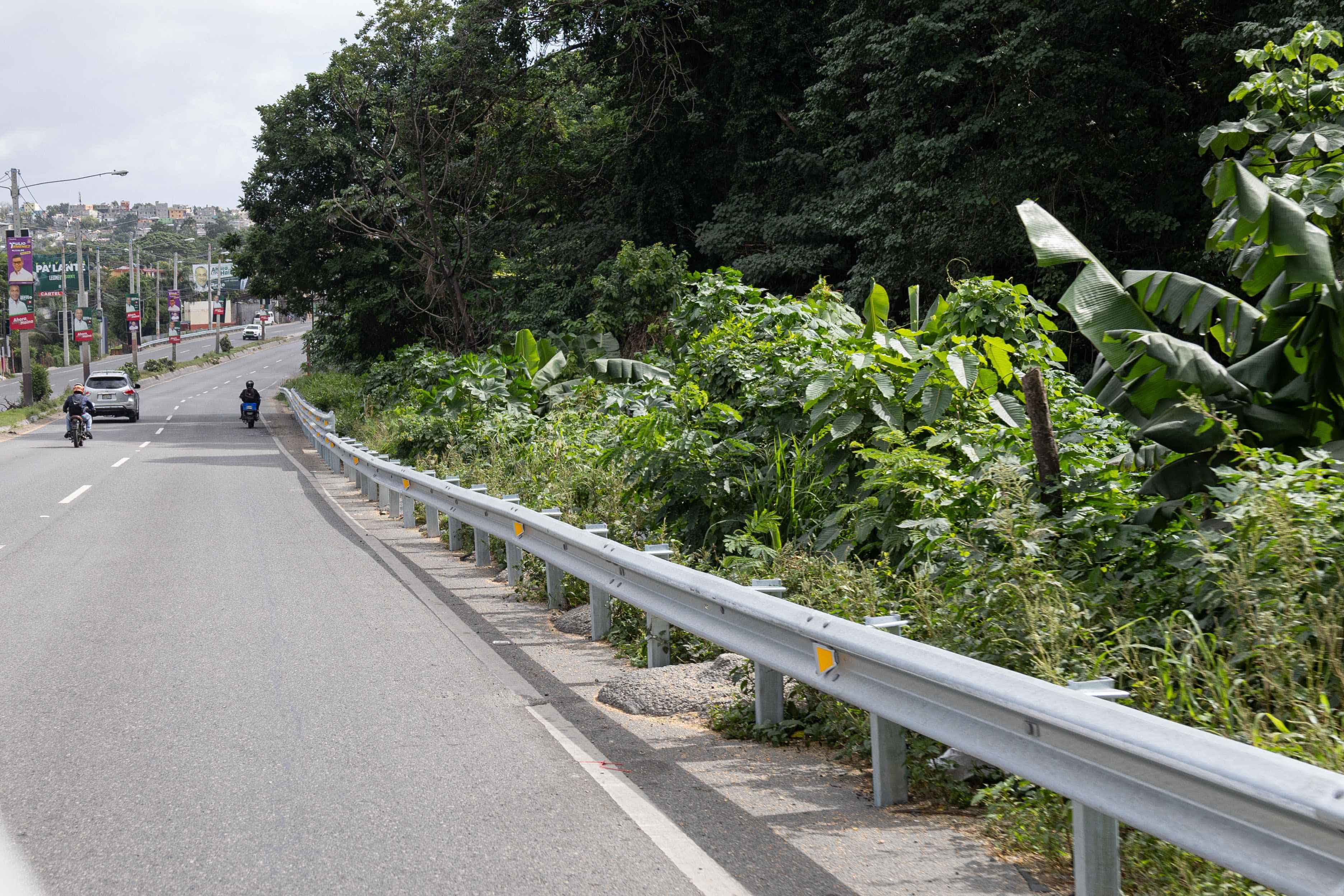 También fueron colocadas barandas en otros tramos de la carretera Sánchez.