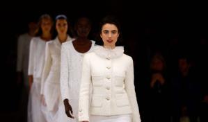 Chanel da protagonismo al botón en su desfile de Alta Costura en París