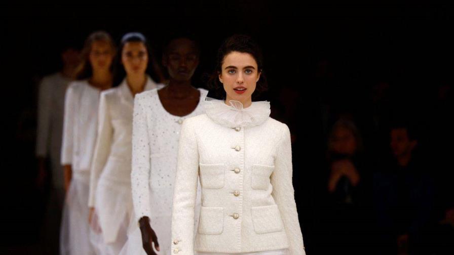 Chanel da protagonismo al botón en su desfile de Alta Costura en París