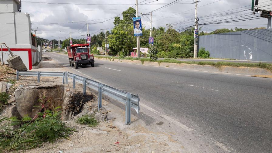 Obras Públicas coloca barandas de seguridad donde patana chocó autobús en Haina