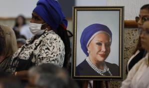 Medellín da el último adiós a la senadora Piedad Córdoba con flores y cantos