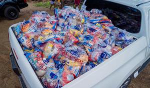 Gobierno entrega enseres y alimentos a familias afectadas por las lluvias en Montecristi