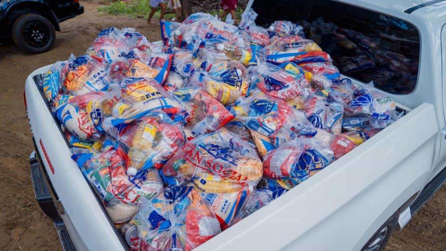 Gobierno entrega enseres y alimentos a familias afectadas por las lluvias en Montecristi