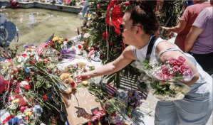 Padres de Uvalde exigen el despido de un comisionado por su responsabilidad en el tiroteo