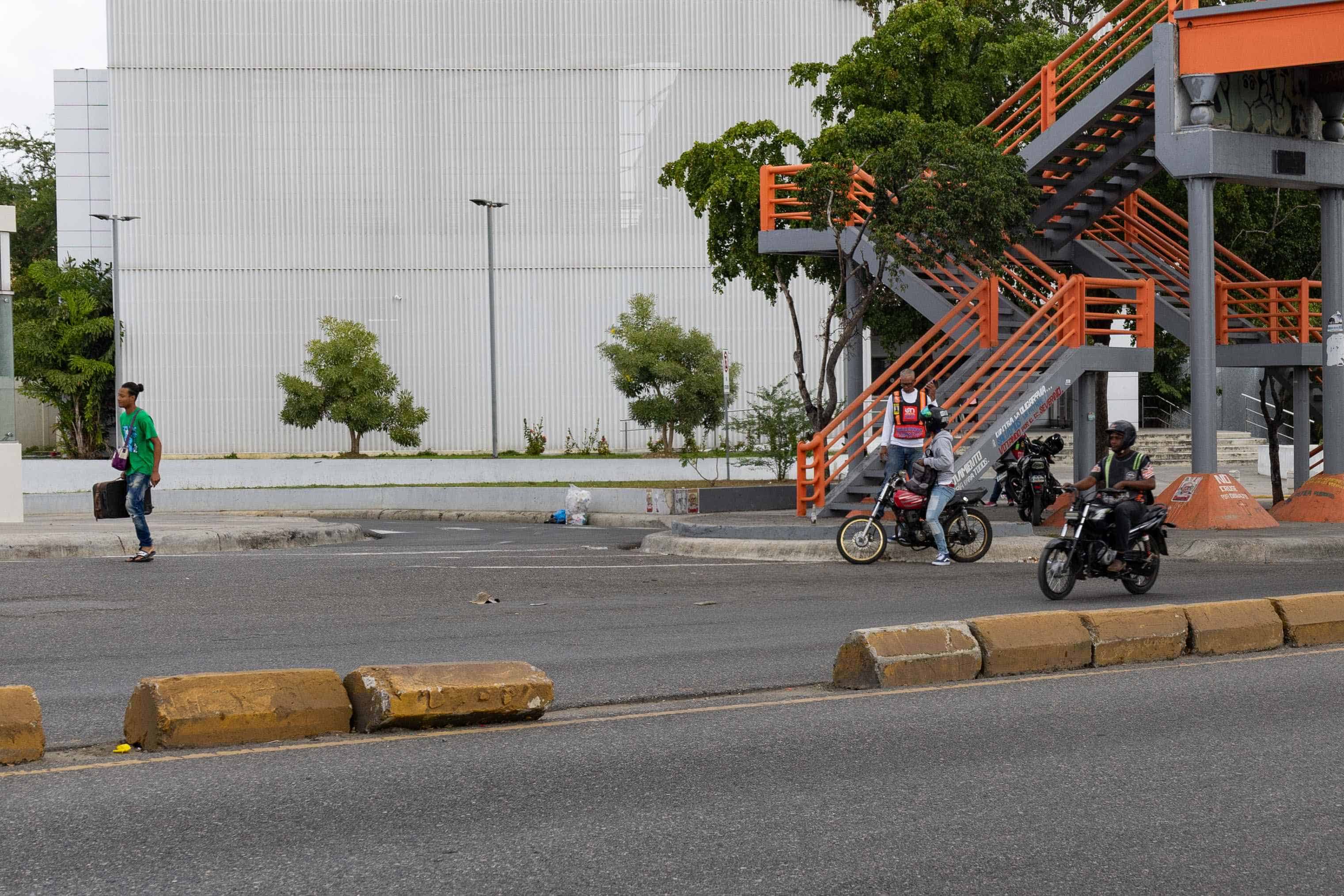 Un cruce ilegal por ausencia de bolardo