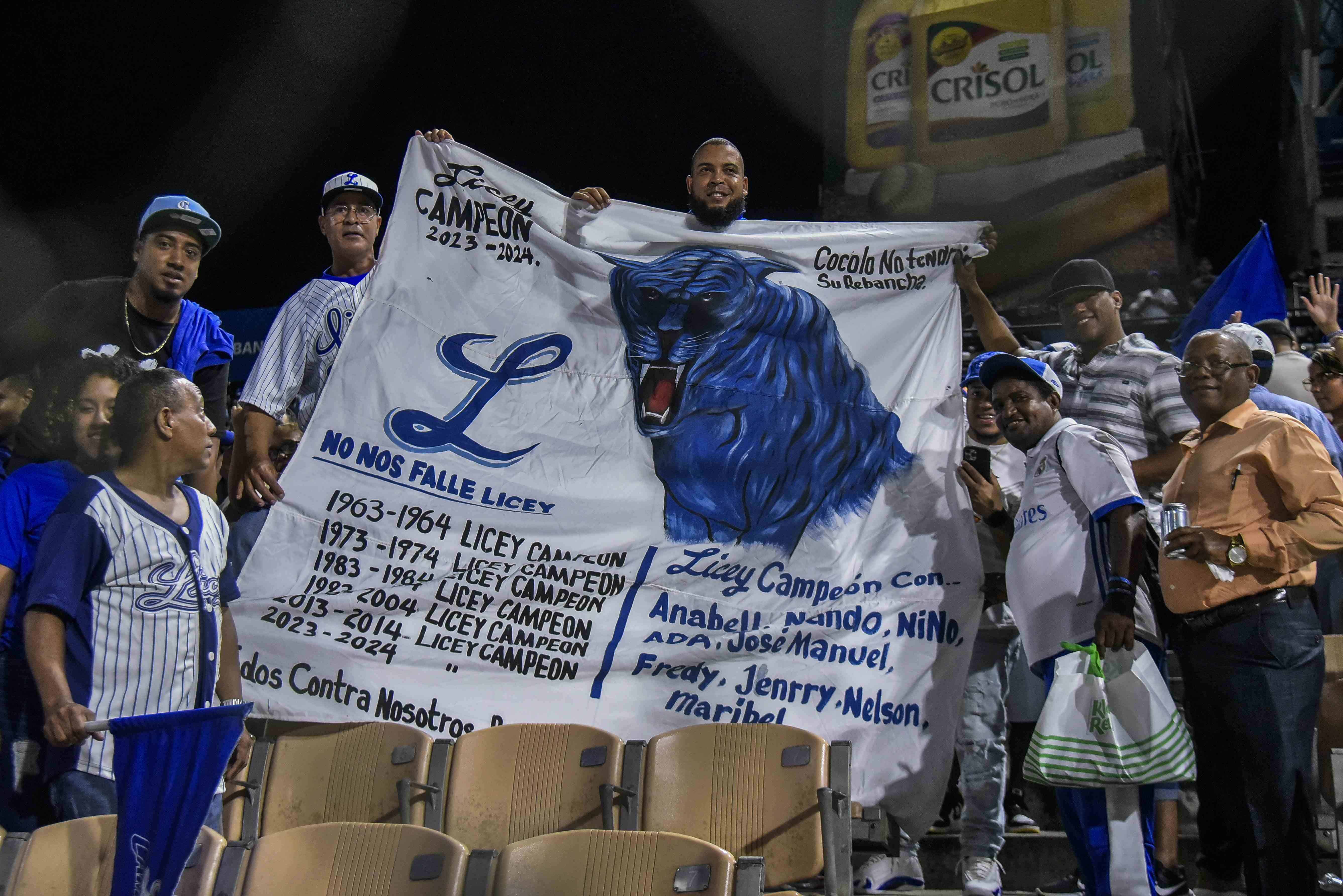 Fanáticos del Licey sacan su pancartas nada más terminar el encuentro