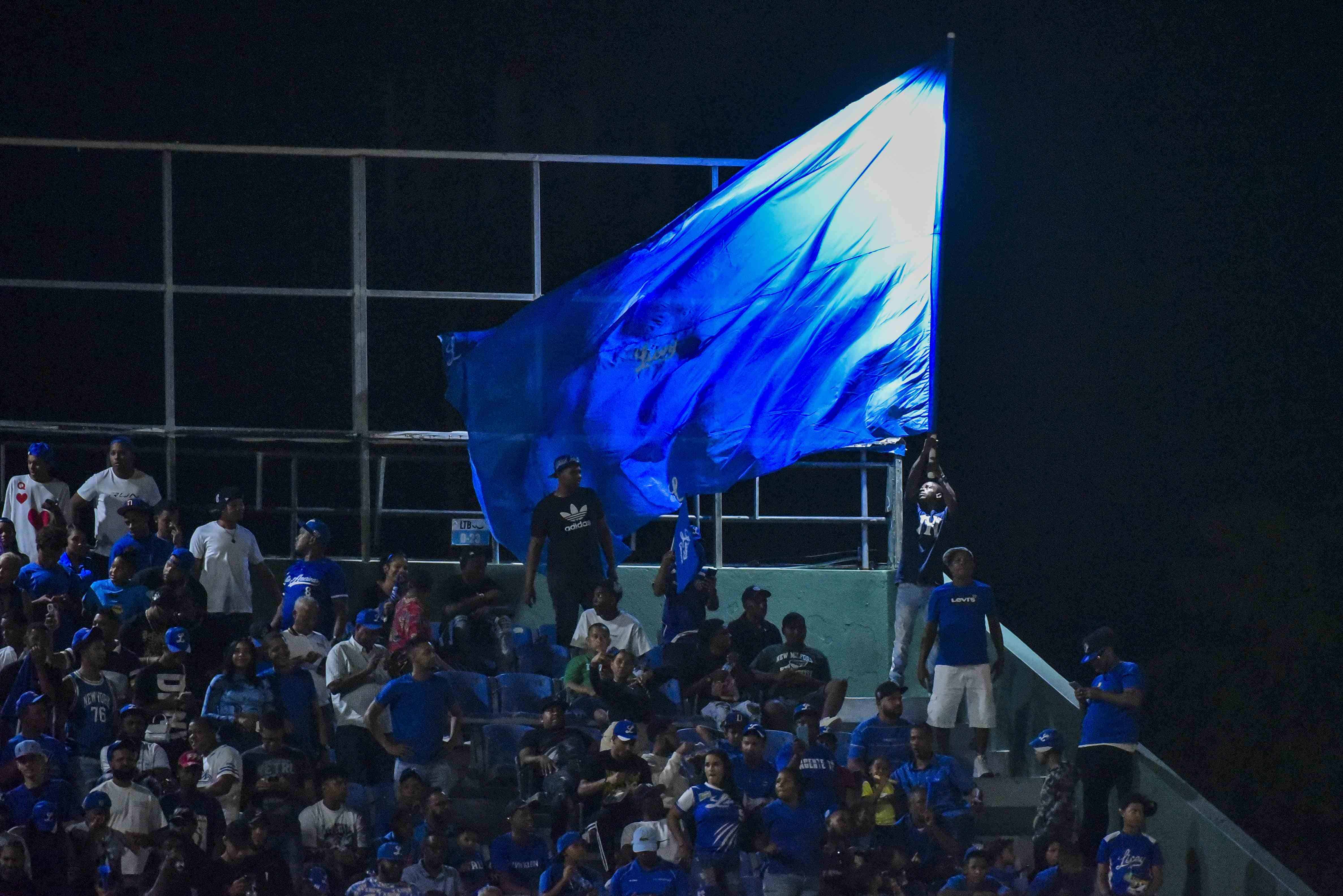 Fanáticos de los Tigres alzan la bandera azul