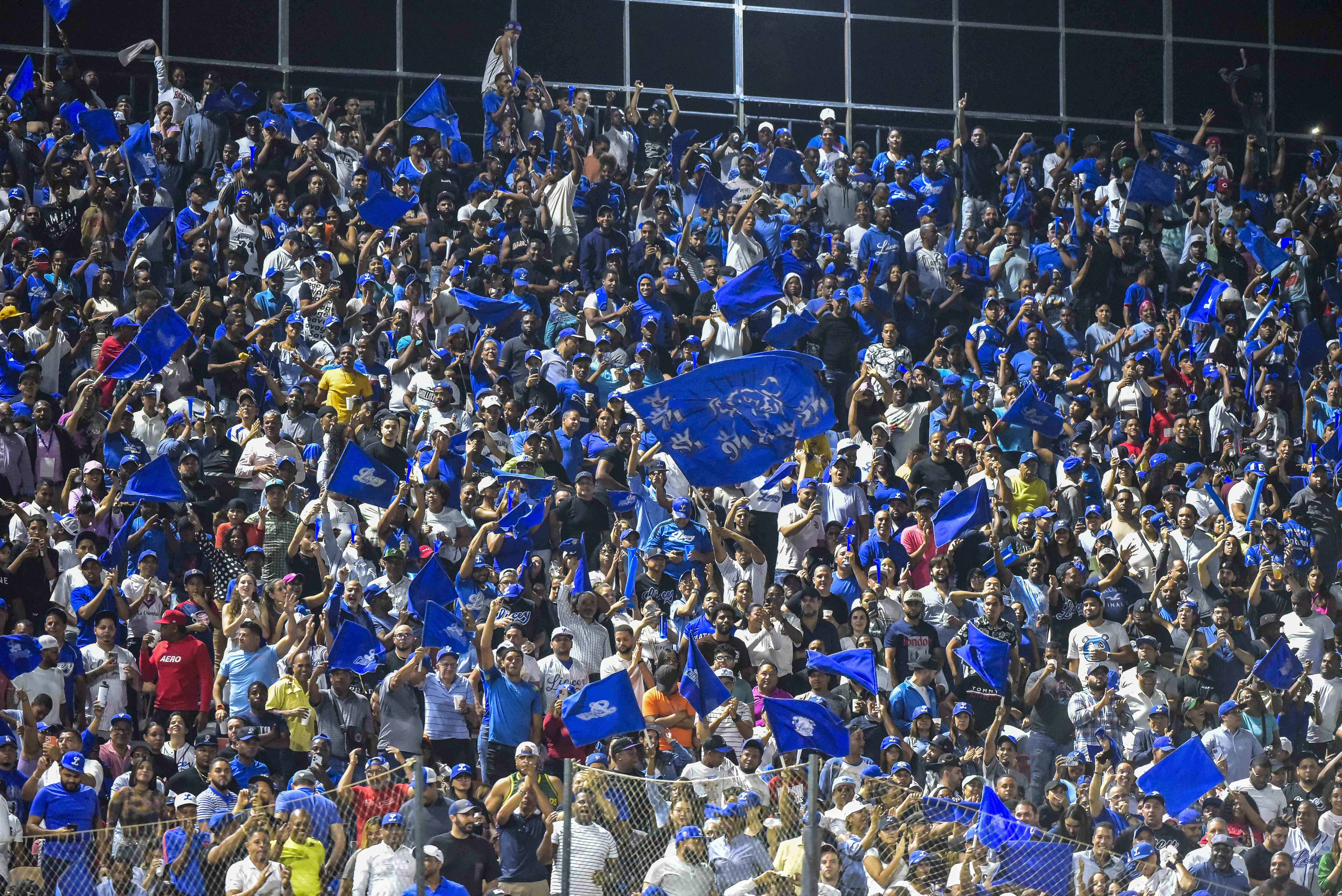 La grada del homeclub del Licey celebra la victoria