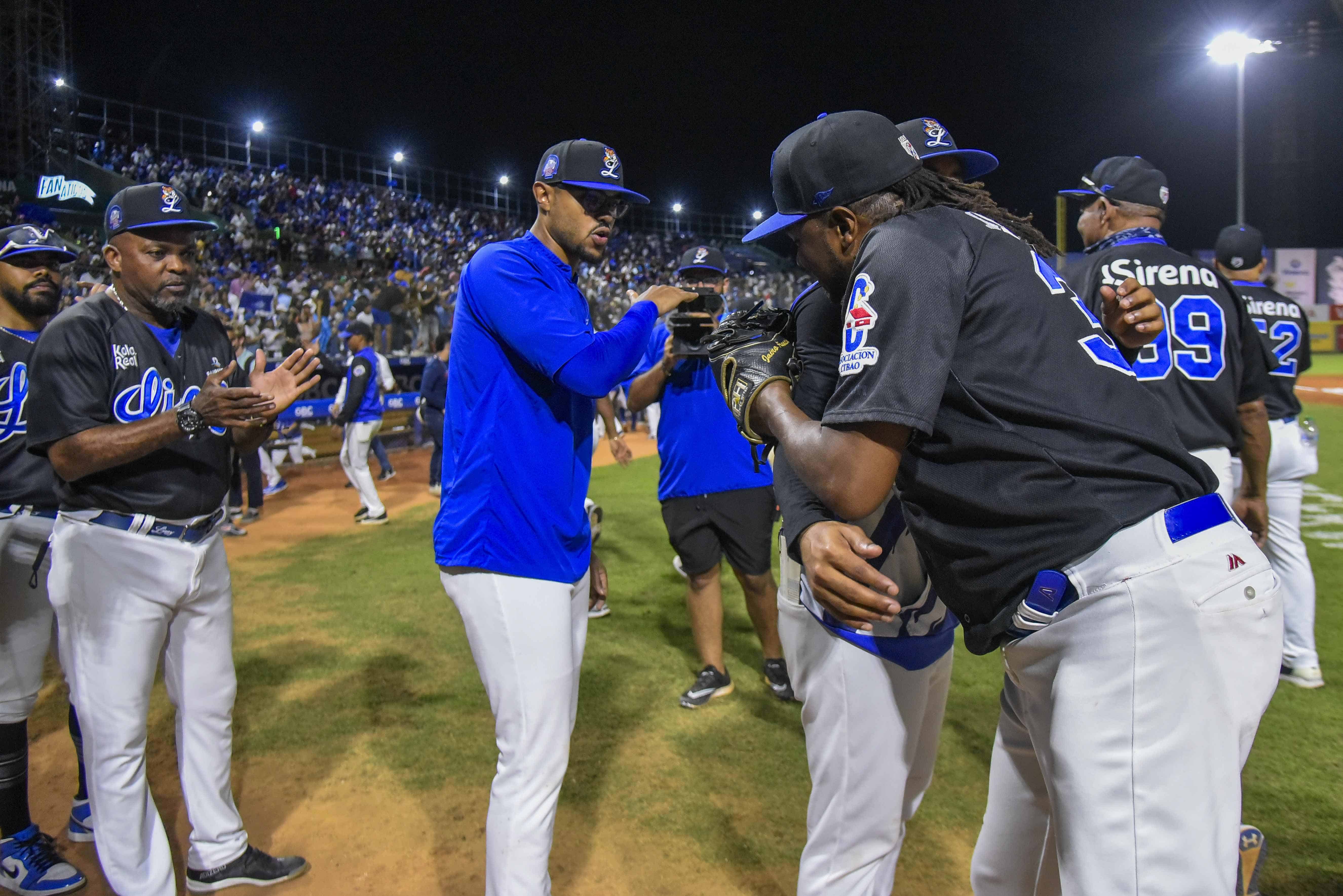 Jairo Asencio saluda a sus compañeros de equipo