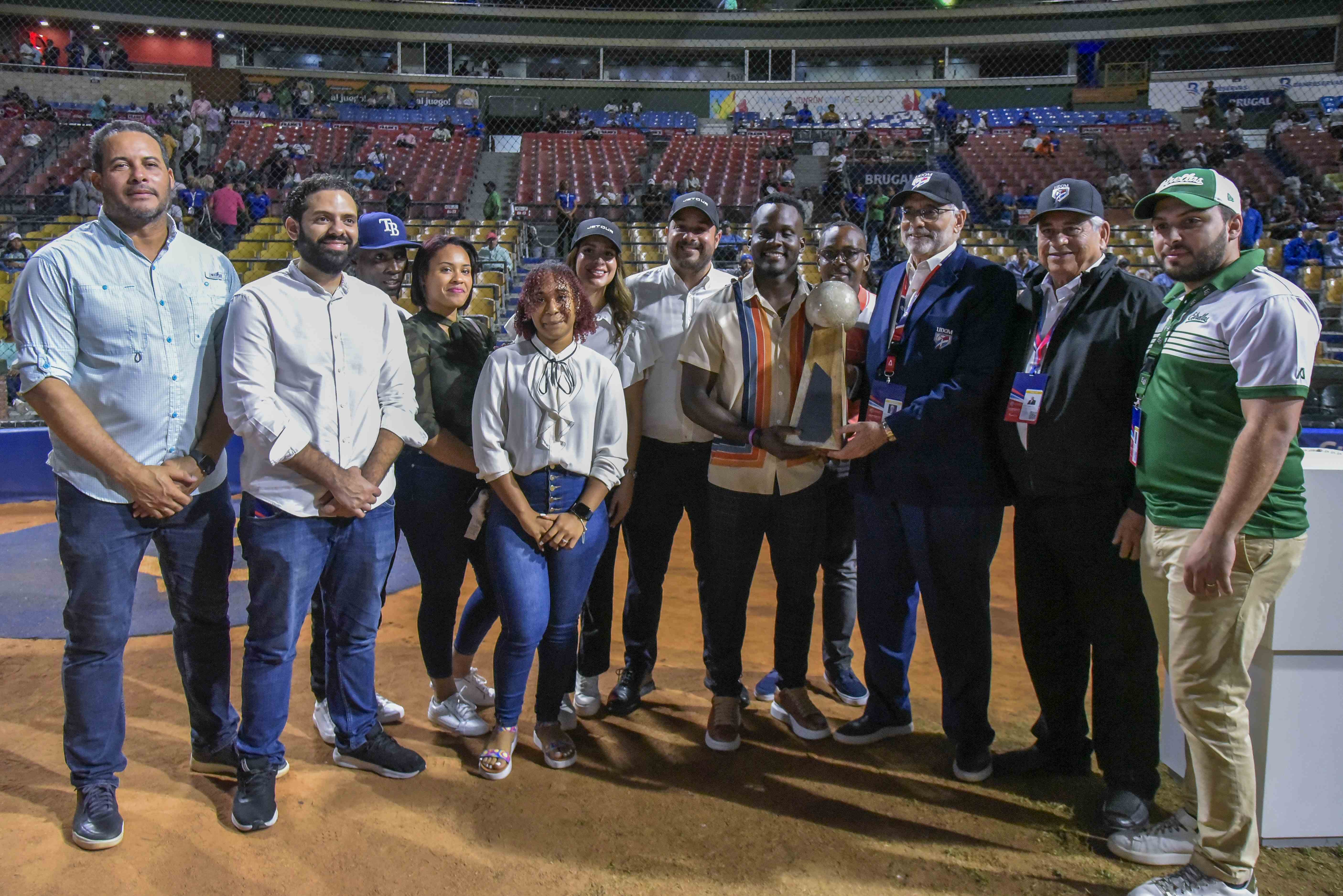 Ronny Simon, su familia, autoridades y patrocinadores posan para la foto oficial